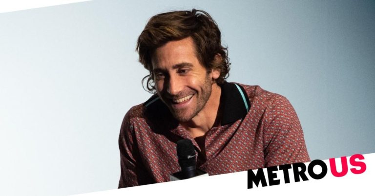 Jake Gyllenhaal promises he does actually shower amid bathing debate