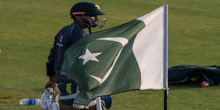 Fans pray for ‘peace’ ahead of India-Pakistan clash