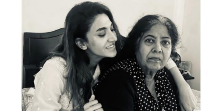 Sana Fakhar announces the news of her mother death