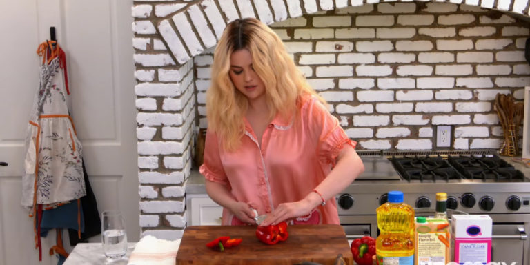 Selena flaunts her adorable platinum hair in her cooking show