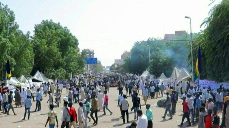 Rival Sudan camps take to streets as tensions rise
