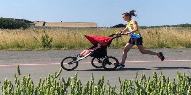 British mother sets a new 10k record while pushing a stroller