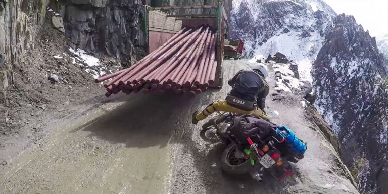 Biker avoids an accident when he tries to overtake a truck