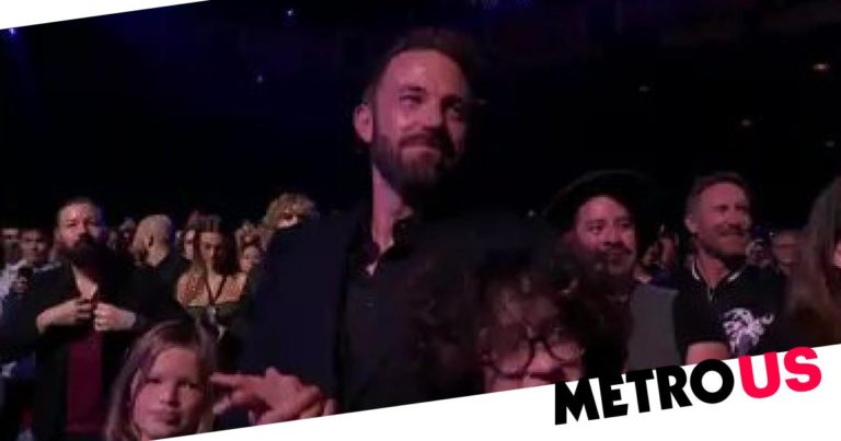 Ben Affleck adorably cheers Jennifer Lopez on at iHeartRadio Awards