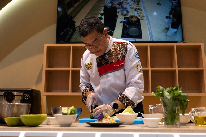 Celebrated Indonesian chef Vindex Tengker cooks up island flavours at SIBF 2022