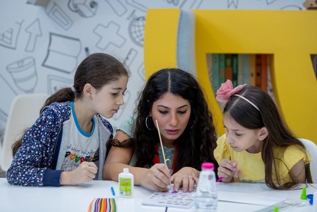 Intricate paper rolling technique inspires creativity at SIBF 2022