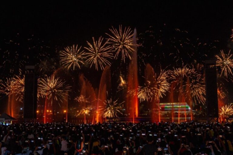 Fireworks & entertainment at Dubai Festival City Mall